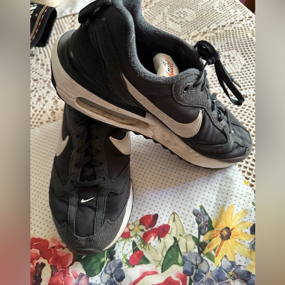 Size 9’gently used Nikes - Picture 1 of 6